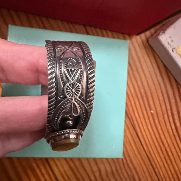 Signed NAVAJO, Sterling Silver and Natural Green Stone Bracelet. - Picture 3 of 5